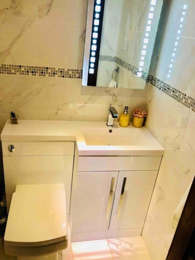 Beautiful 4-Bed Villa In גלאזגו מראה חיצוני תמונה